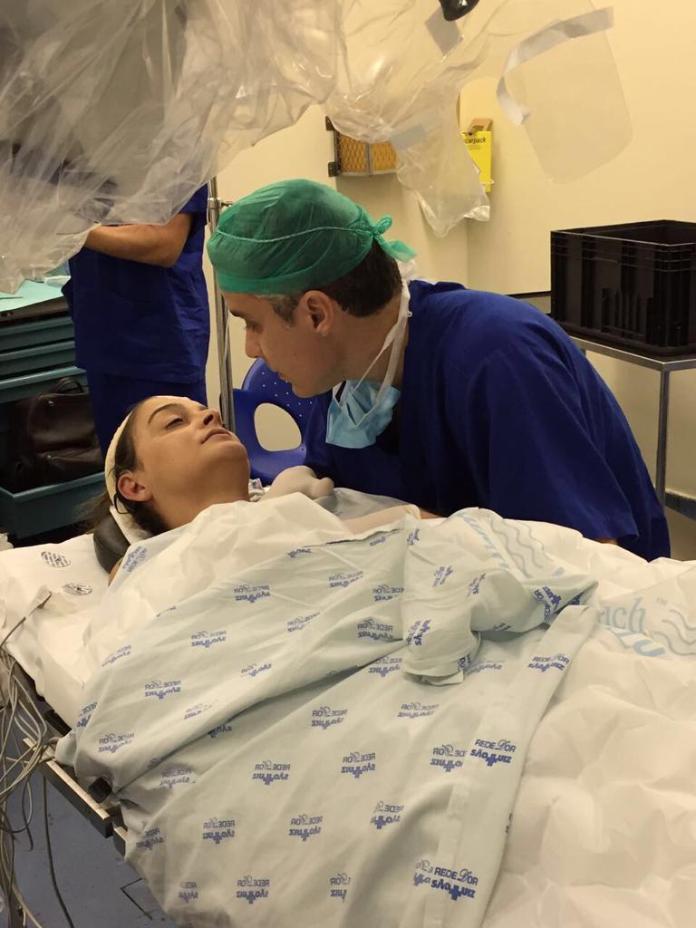 Dr. Luciano Moreira ajuda Paula Pfeifer a acordar da cirurgia de implante coclear